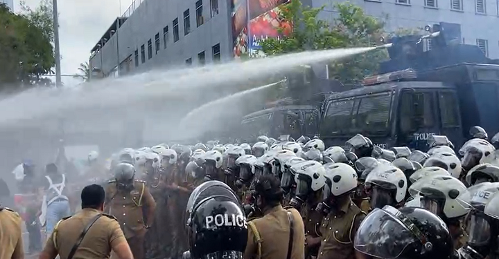 UPDATE: போராட்டத்தினை கலைப்பதற்காக பொலிஸார் கண்ணீர்புகை மற்றும் நீர்த்தரை பிரயோகம்