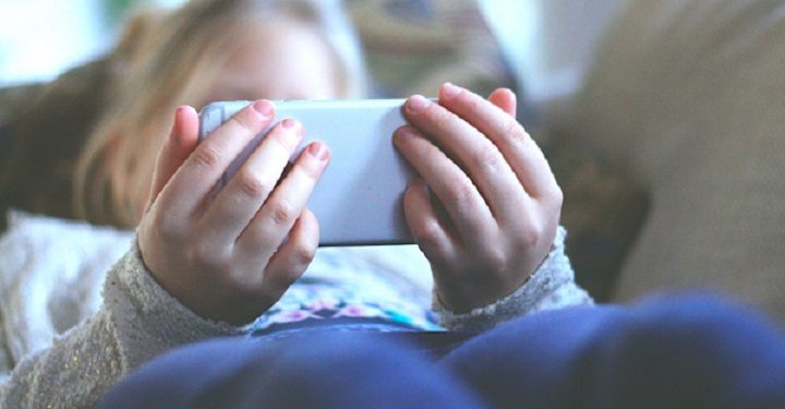 தொலைபேசி பாவனையினால் 12 வயதுக்குட்பட்ட சிறுவர்களின் மூளை வளர்ச்சிக்கு பாதிப்பு!