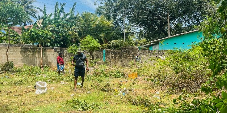 பிரபாகரனின் வீட்டு காணியில் சிவாஜிலிங்கம் சிரமதானம்!