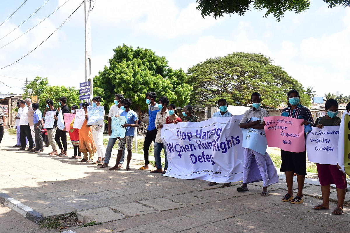 சிவில் சமூக செயற்பாட்டாளர்களை துன்புறுத்துவதை நிறுத்தக் கோரி மன்னாரில் போராட்டம்!