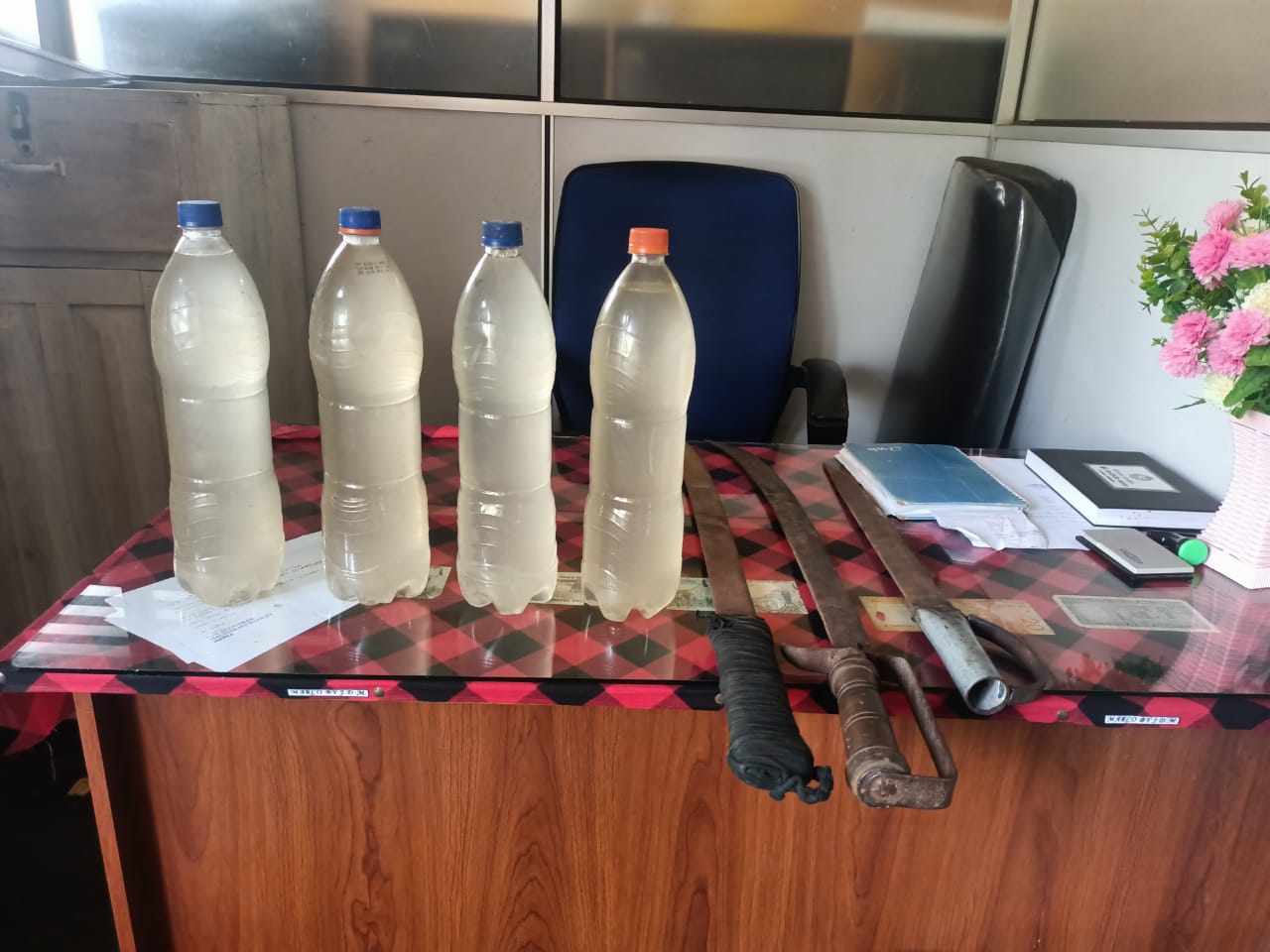 ஆணைக்கோட்டையில் கசிப்பு மற்றும் வாள்களுடன் நபர் ஒருவர் கைது!