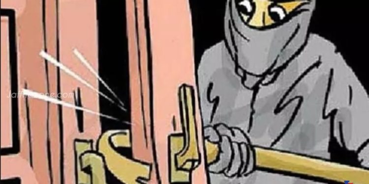 வட்டுக்கோட்டையில் வீடு உடைத்து கவரிங் நகைகளை திருடிய திருடர்கள்!