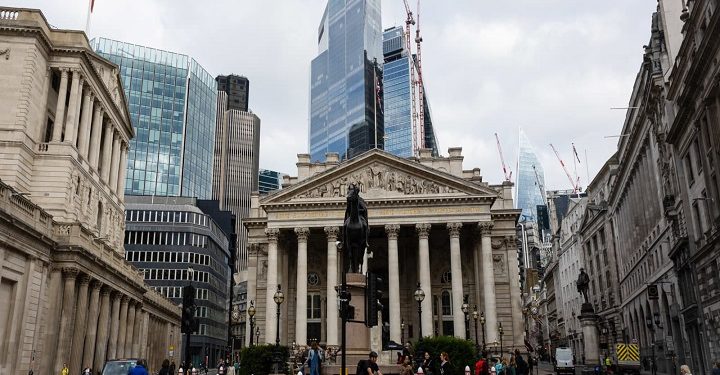 பணவீக்கத்தைக் கட்டுப்படுத்த வட்டி வீதங்களை உயர்த்த தயங்கமாட்டோம்: இங்கிலாந்து வங்கி எச்சரிக்கை!