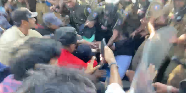 உயர் பாதுகாப்பு வலயப் பிரகடனத்திற்கு எதிராக போராட்டம் : பொலிஸார் கண்ணீர்ப்புகை தாக்குதல்