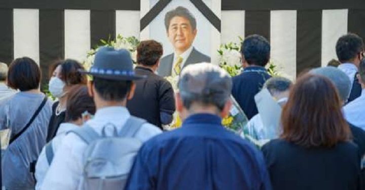 ஜப்பானின் முன்னாள் பிரதமர் ஷின்சோ அபேக்கு அஞ்சலி செலுத்த அலைமோதும் மக்கள்!