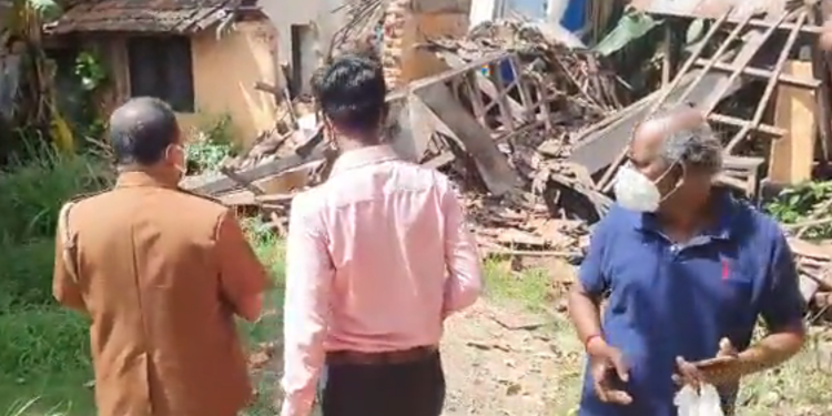 ரயில் கட்டுப்பாட்டாளர் தூங்கியதால் புகையிரத நிலையத்திற்குள் விபத்து !!