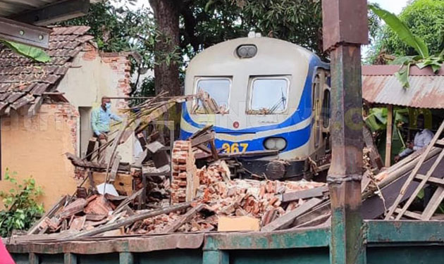 ரயில் கட்டுப்பாட்டாளர் தூங்கியதால் புகையிரத நிலையத்திற்குள் விபத்து !!