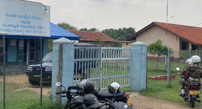 யாழில். வழிப்பறி கொள்ளையில் ஈடுபட்ட குற்றத்தில் இராணுவத்தில் பணியாற்றுபவர் ஊரவர்களால் மடக்கி பிடிப்பு!