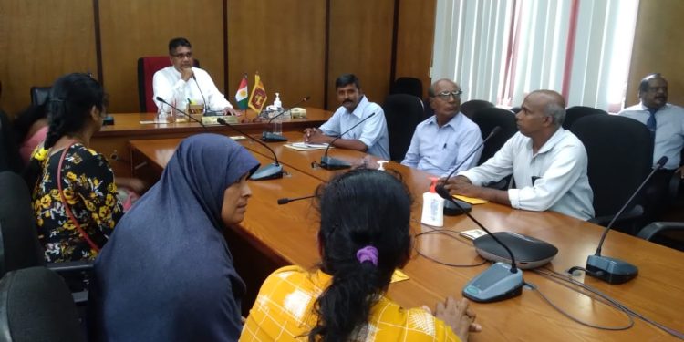 தமிழ் அரசியல் கைதிகளின் உறவினர்கள் வடமாகாண ஆளுநரை சந்தித்தனர்!