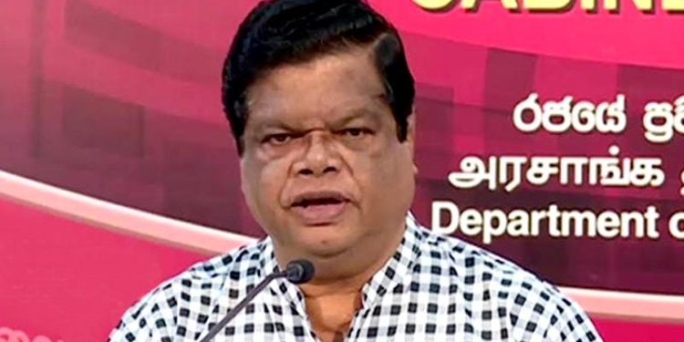 கடன் நெருக்கடிக்காக அரசாங்கத்தால் தற்கொலை செய்து கொள்ள முடியாது – பந்துல