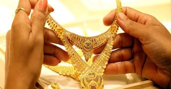 இலங்கைக்கு வரம்பு மீறி தங்க நகைகளை அணிந்து வருபவர்களுக்கு எதிராக சட்ட நடவடிக்கை!