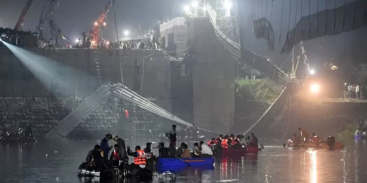 குஜராத்தில் சுமார் 100 ஆண்டுகள் பழமையான தொங்குபாலம் அறுந்து விழுந்து விபத்து – 100க்கும் மேற்பட்டவர்கள் உயிரிழப்பு!