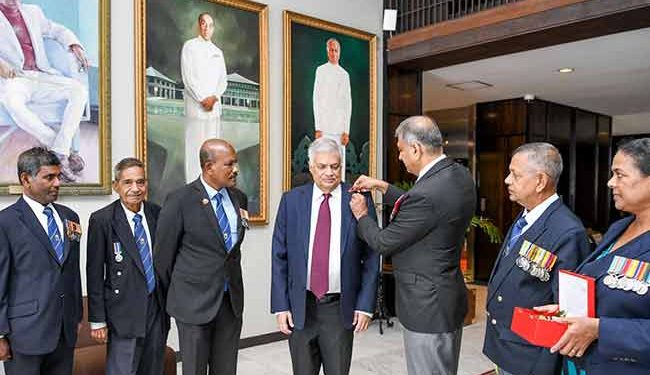 முன்னாள் பாதுகாப்புப் படை வீரர்களால் ஜனாதிபதிக்கு பொப்பி மலர் அணிவிக்கப்பட்டது