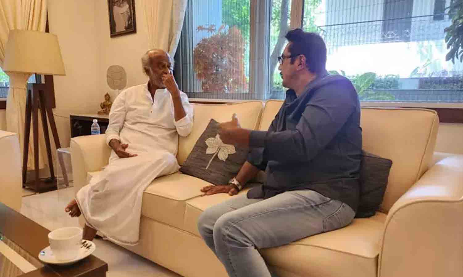 ஒரு மணி நேரத்திற்கும் மேலாக நீண்ட உரையாடல் – ரஜினியை சந்தித்த சரத்குமார் நெகிழ்ச்சி!