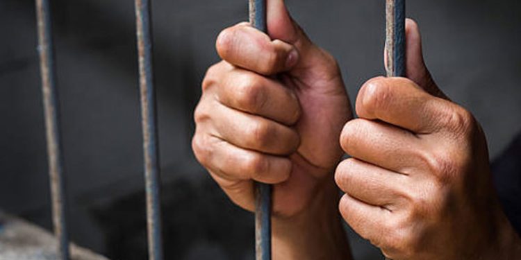 பாகிஸ்தான் கொடியை வீட்டில் ஏற்றியவர் கைது!