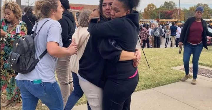 அமெரிக்காவில் உயர்நிலைப் பாடசாலையில் துப்பாக்கிச் சூடு: சந்தேக நபர் உட்பட மூவர் உயிரிழப்பு: 7பேர் காயம்!