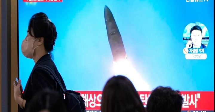 வட கொரியா இரண்டு குறுகிய தூர பாலிஸ்டிக் ஏவுகணைகளை ஏவி சோதனை!