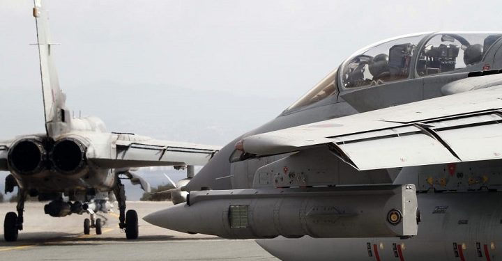 சீன இராணுவத்தால் கவர்ந்தீர்க்கப்படும் பிரித்தானிய முன்னாள் இராணுவ விமானிகள்!