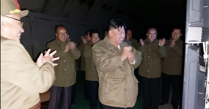 அணு ஆயுதங்களை சுமந்து செல்லக்கூடிய இரண்டு ஏவுகணைகளை சோதனை செய்தது வடகொரியா!