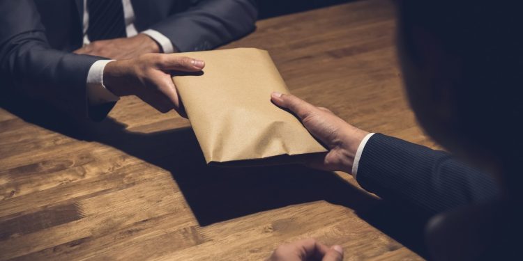 இலஞ்சம் வாங்கியதாக இரண்டு அவுஸ்ரேலியர்கள் மீது குற்றச்சாட்டு