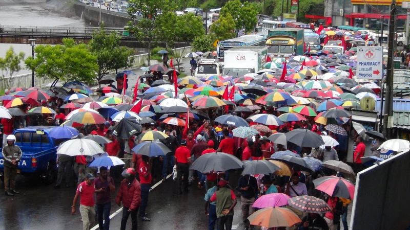 சம்பள உயர்வைக்கோரி இலங்கை தோட்ட சேவையாளர் சங்கத்தினரால் தலவாக்கலையில் பாரிய போராட்டம்!