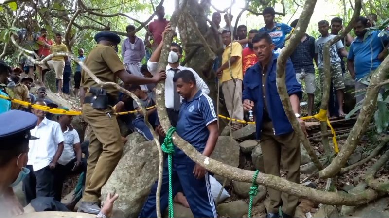 வலப்பனை பகுதியில் குழியொன்றுக்குள் இருந்து இரு ஆண்களின் சடலங்கள் கண்டெடுக்கப்பட்டுள்ளன!