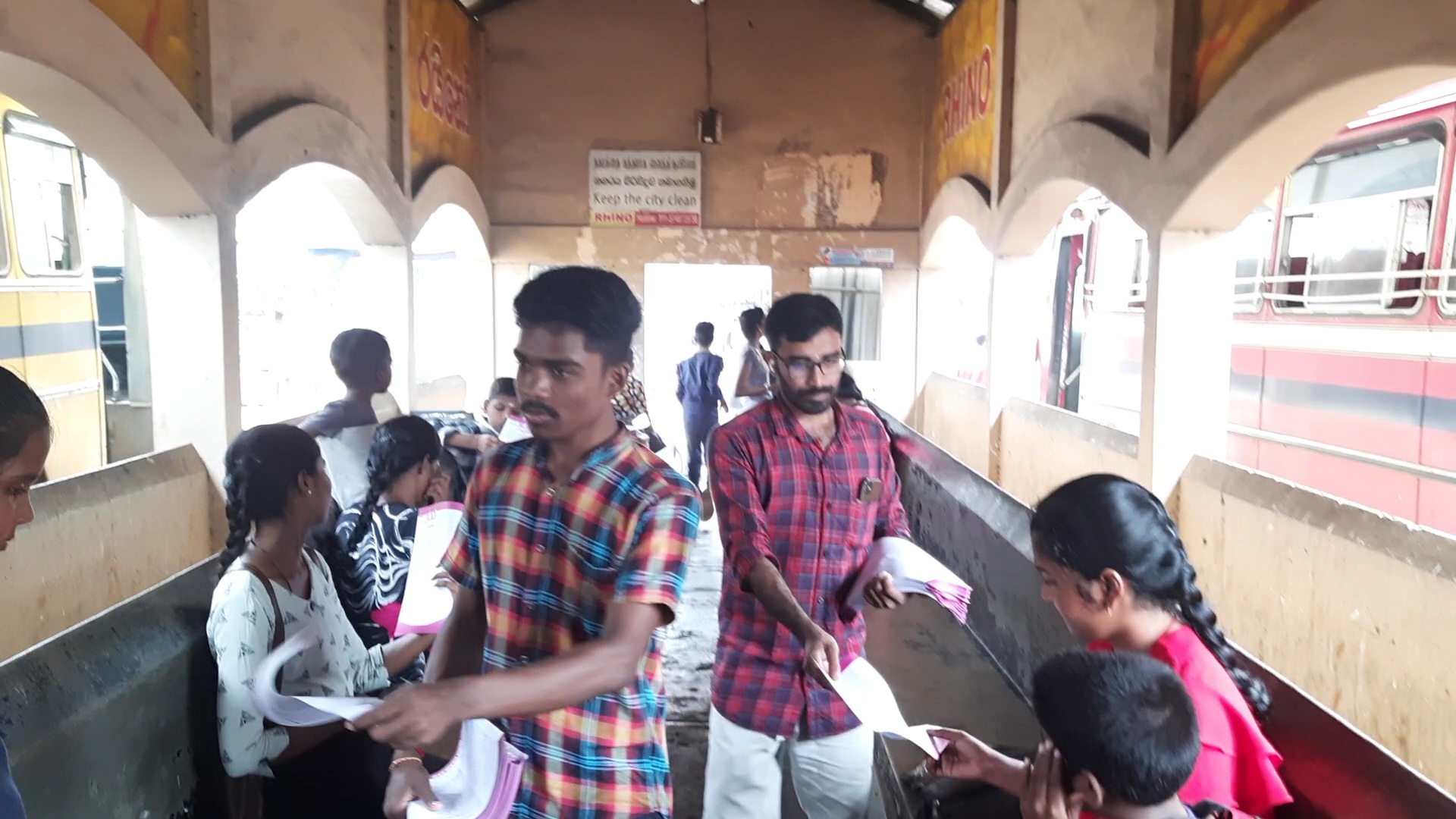 “நாங்கள் ஒன்று சேர்ந்து நாட்டைக் கட்டியெழுப்புவோம்” – யாழில் துண்டு பிரசுரங்கள் விநியோகம்