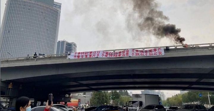 ‘கொவிட் கட்டுப்பாடுகளை தளர்த்த வேண்டும்- ஸி ஜின்பிங் வெளியேற வேண்டும்’ சீனர்கள் போராட்டம்!