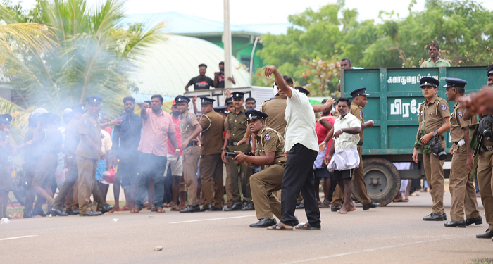முல்லைத்தீவில் பதற்றம் : பொலிஸார் கண்ணீர் புகை தாக்குதல்