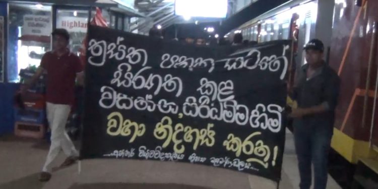 மாணவர்களை விடுவிக்க கோரி ஆர்ப்பாட்டம்