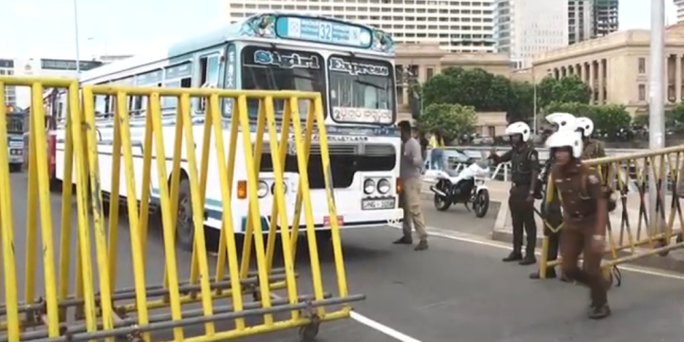 பொலிஸாருக்கும் ஆர்ப்பாட்டக்காரர்களுக்கும் இடையில் முறுகல்: காலி முகத்திடலில் பதற்றம்