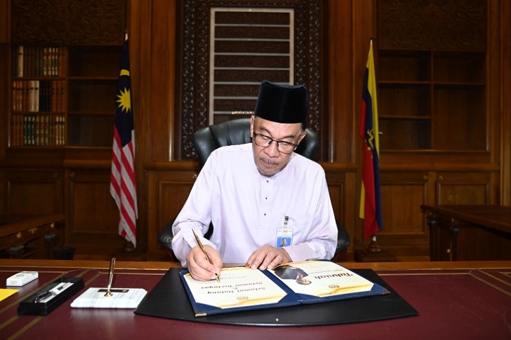 மலேசியாவின் புதிய பிரதமராக அன்வார் இப்ராஹிம் உத்தியோகபூர்வமாக பதவியேற்பு!