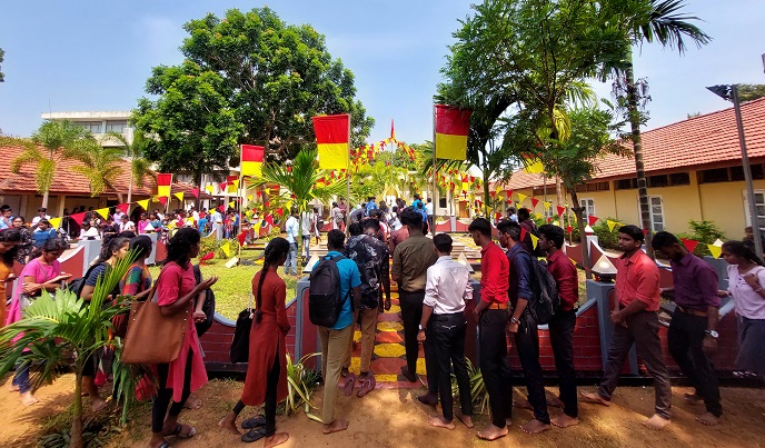 யாழ். பல்கலையில் மாவீரர் நினைவுத் தூபியில் அஞ்சலி!