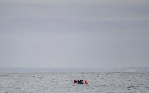 கடலில் மூழ்கும் நிலையில் இருந்த படகு – இலங்கையர் உட்பட 300 பேர் பாதுகாப்பாக மீட்பு