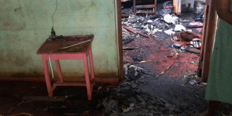 யாழில். வன்முறை கும்பலால் வீடொன்று தீக்கிரை!