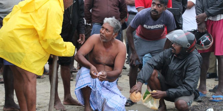 வட்டுவாகல் முகத்துவாரம் வெட்டப்பட்டு நீர் முல்லைக் கடலில் சங்கமித்தது!