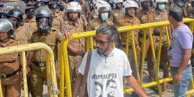 ஆர்ப்பாட்டத்தைக் கலைக்க நீர்த்தாரை பிரயோகம்