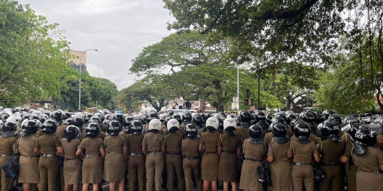 கோட்டை புகையிரத நிலையத்தை நோக்கி சென்றவர்களை தடுக்கும் பொலிஸார் !