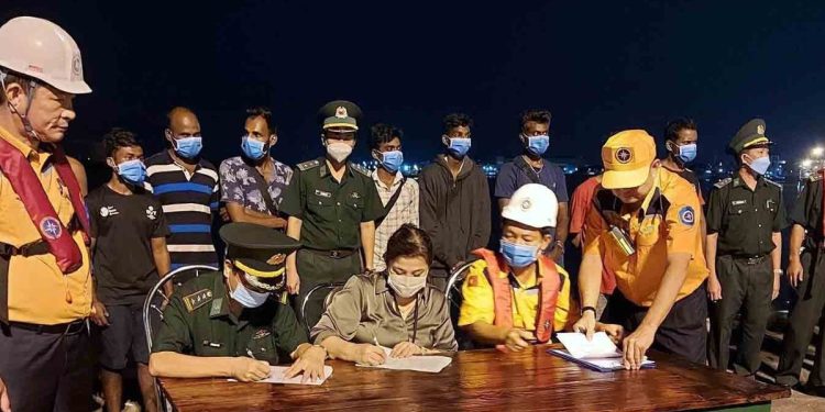 சிங்கப்பூர் கடற்பரப்பில் விபத்தில் சிக்கிய படகு – 303 இலங்கையர்களை நாட்டிற்கு அழைத்து வர நடவடிக்கை – வெளிவிவகார அமைச்சு!