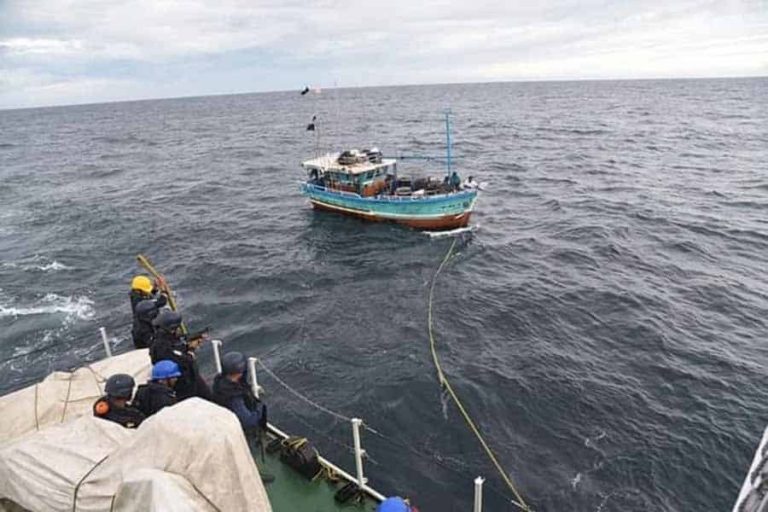 இலங்கை கடற்பரப்பிற்குள் எல்லை தாண்டி மீன்பிடித்த 14 இந்திய மீனவர்கள் கைது!