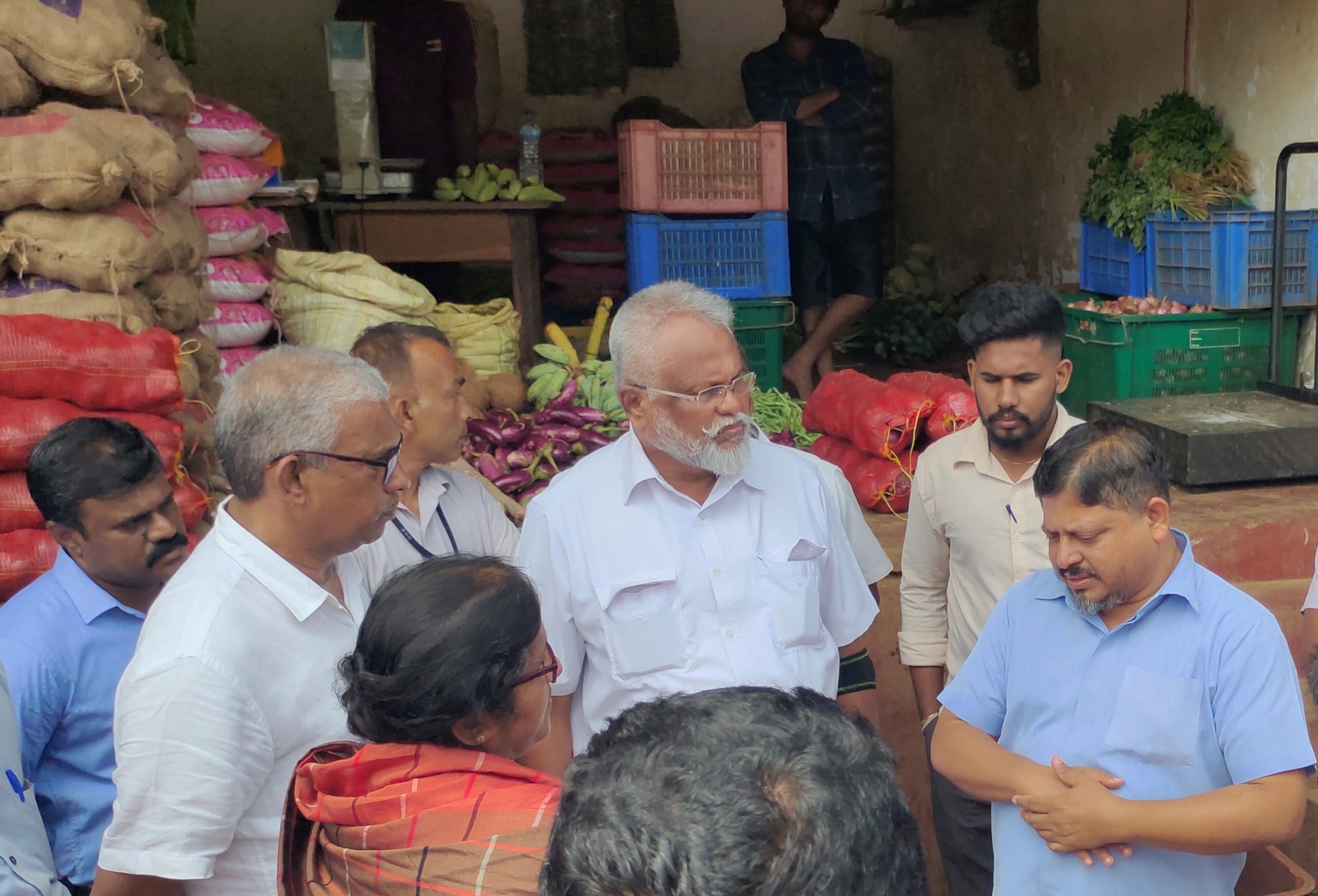 கிளிநொச்சி பொருளாதார மத்திய நிலையத்துக்கு  அமைச்சர்கள் குழு  விஜயம்