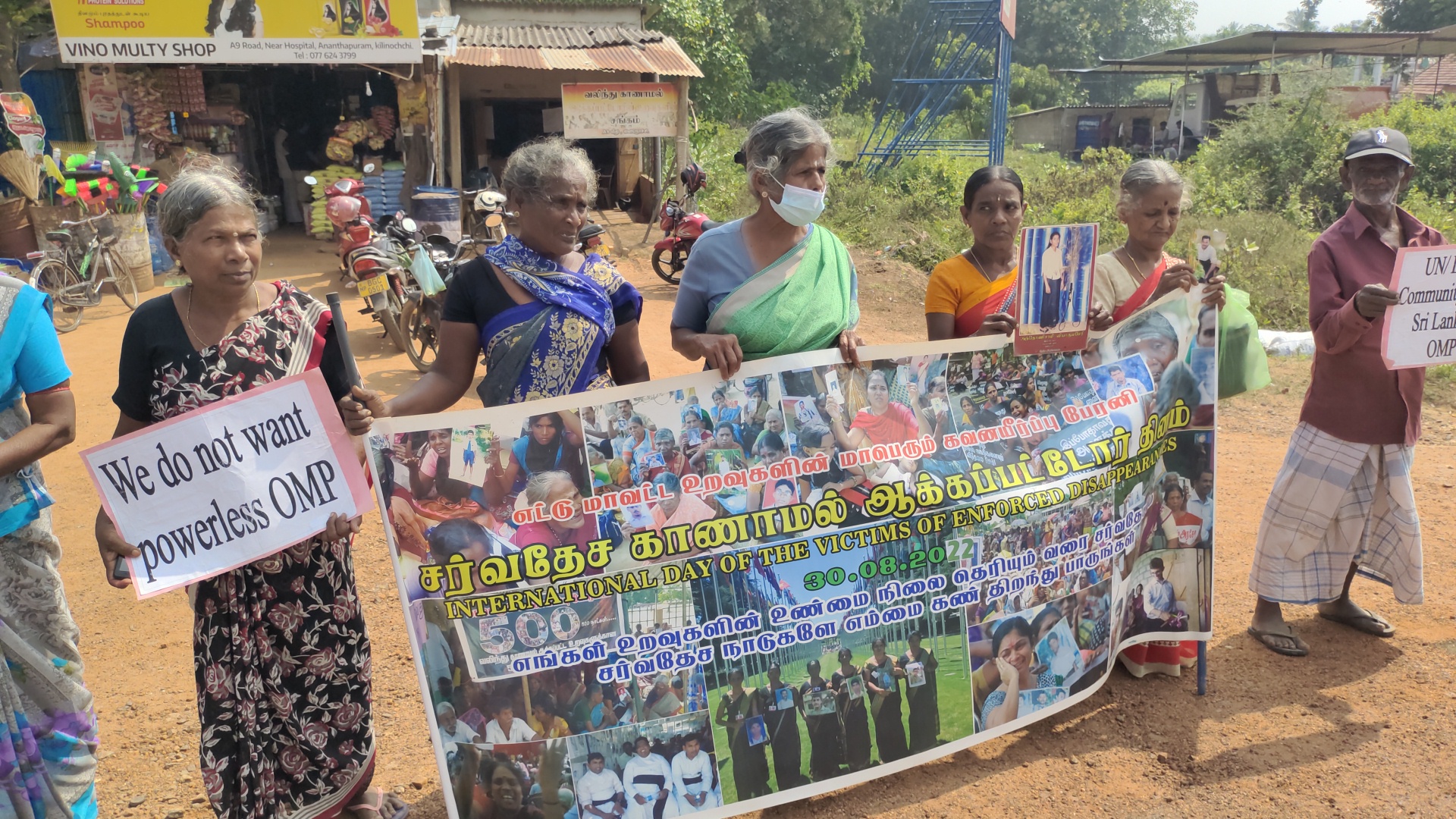 காணாமலாக்கப்பட்டோரின் உறவுகள் கிளிநொச்சியில் கவனயீர்ப்பு போராட்டம்
