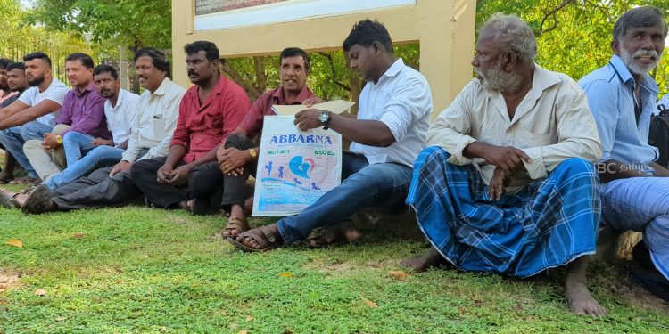 மீண்டும் காணி சுவீகரிப்பு நடவடிக்கை: கடற்படை முகாமிற்கு முன்னால் மக்கள் கூட்டம் !