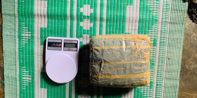 கிளிநொச்சியில் 2 கிலோ கஞ்சாவுடன் இருவர் கைது!