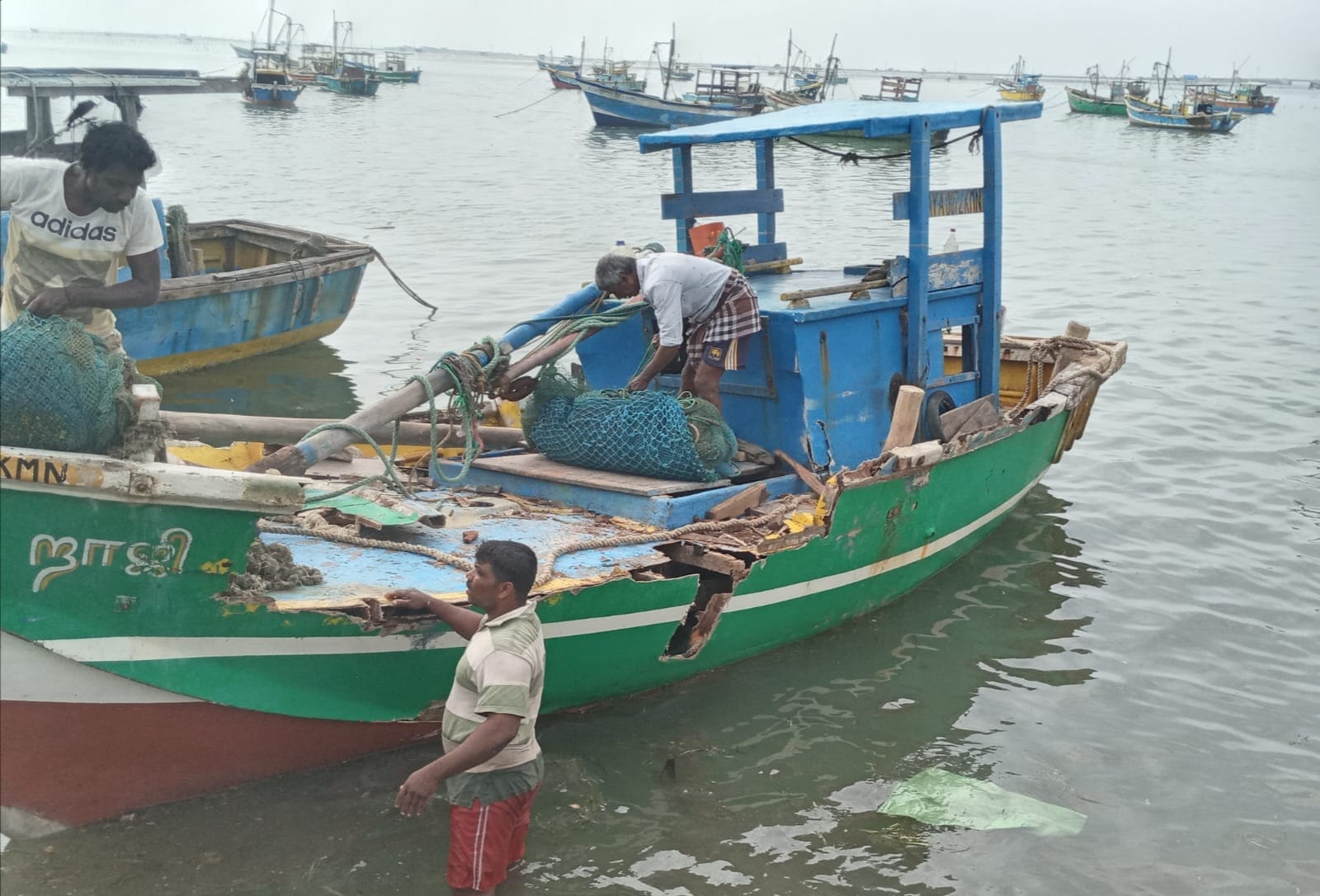 சீரற்ற வானிலை காரணமாக குருநகர் பகுதி மீனவர்களின் 30 படகுகள் சேதம்