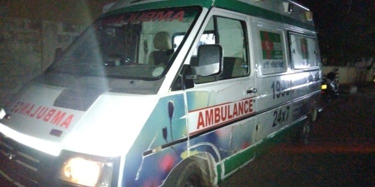 அல்வாயில் மோதல் – காயமடைந்தவர்களை மீட்க சென்ற நோயாளர் காவு வண்டி மீதும் தாக்குதல்!