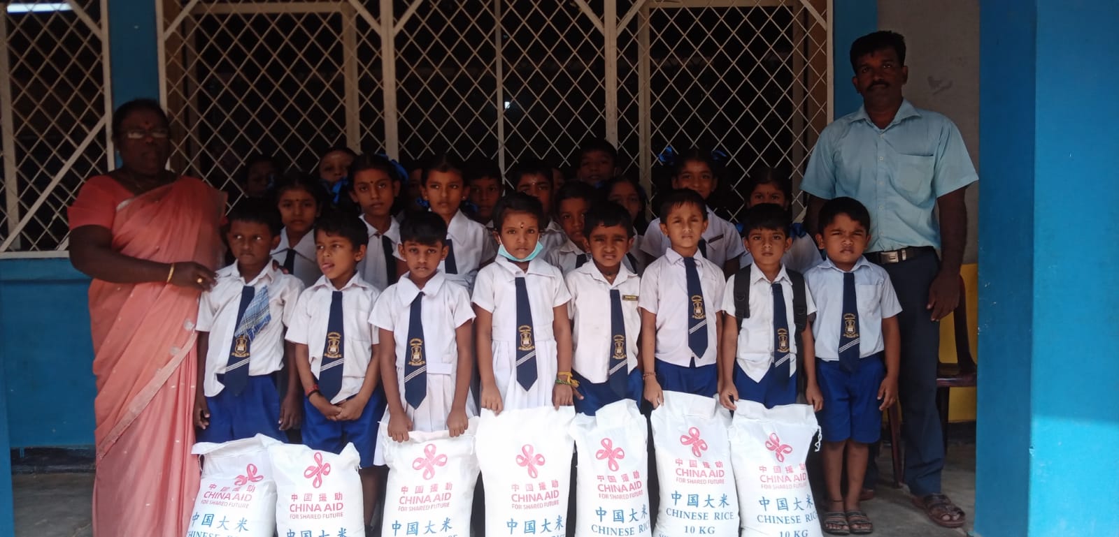 யாழ்  – அச்சுவேலி ஆரம்ப பாடசாலை மாணவர்களுக்கு அரிசி பொதிகள் வழங்கி வைப்பு!