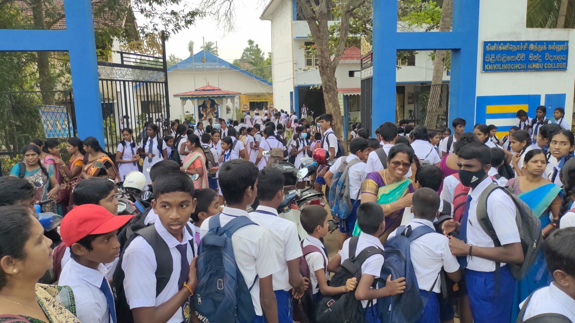 பாடசாலை செயற்பாட்டுக்கு இடையூறாக உள்ள ஆசிரியரை மாற்றக் கோரி போராட்டம்!