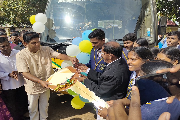 கிளிநொச்சி மத்திய கல்லூரிக்கு பிரபஞ்சம் திட்டத்தின் கீழ் பேருந்து கையளிப்பு!