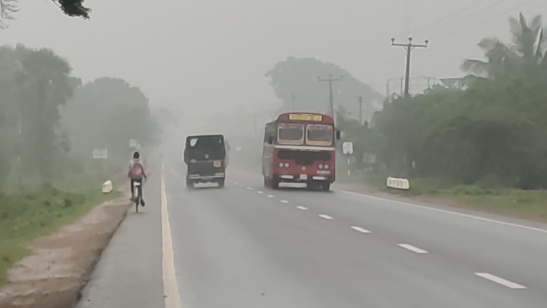 பனிமூட்டம் காரணமாக கிளிநொச்சி மாவட்டத்தில் இயல்பு நிலை பாதிப்பு